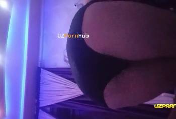 Молодая узбечка позирует на камеру и танцует